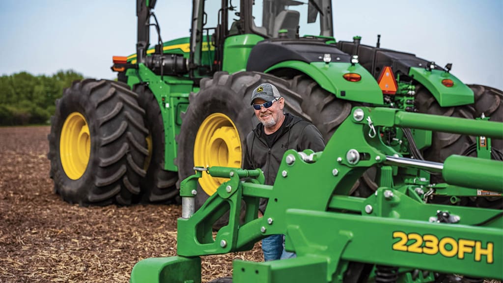 Homme portant une casquette DEERE